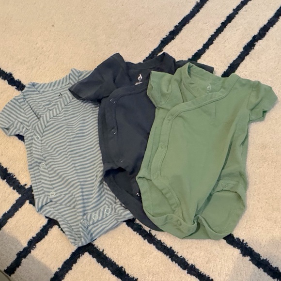 Amazon Basics Side Snap Short Sleeve Onesies - Pack of 3 - Picture 4 of 5